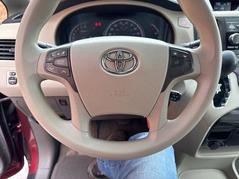 Used 2011 Toyota Sienna LE image 28