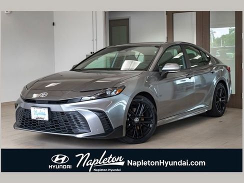 Used 2025 Toyota Camry SE FWD image 1