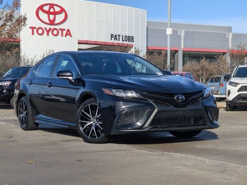 Used 2024 Toyota Camry SE image 2