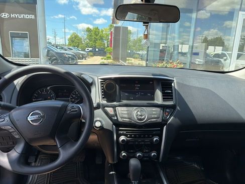 Used 2017 Nissan Pathfinder S FWD image 3