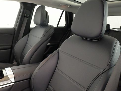 Used 2024 Mercedes-Benz GLC 300 4MATIC image 29