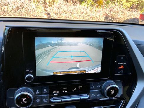 Used 2023 Toyota Highlander LE image 28