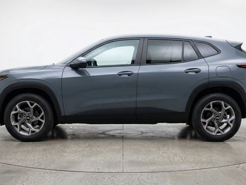 Used 2025 Chevrolet Trax LT FWD image 5