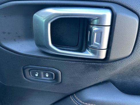 Used 2022 Jeep Wrangler Unlimited Sahara image 19