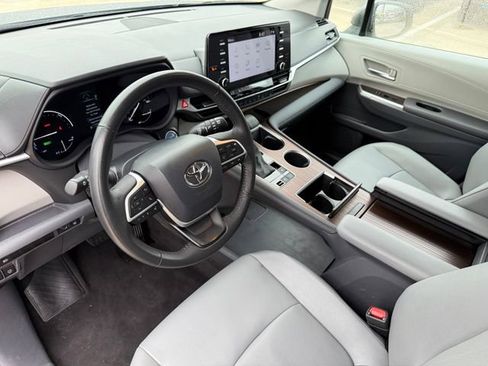Used 2024 Toyota Sienna XLE image 10