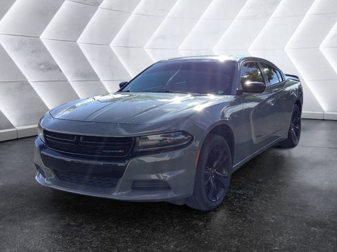 Used 2018 Dodge Charger SXT w/ Blacktop Package RWD image 3