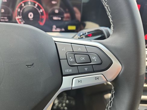 New 2025 Volkswagen Tiguan SE image 18