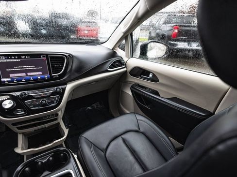 Used 2024 Chrysler Pacifica Touring-L FWD image 28