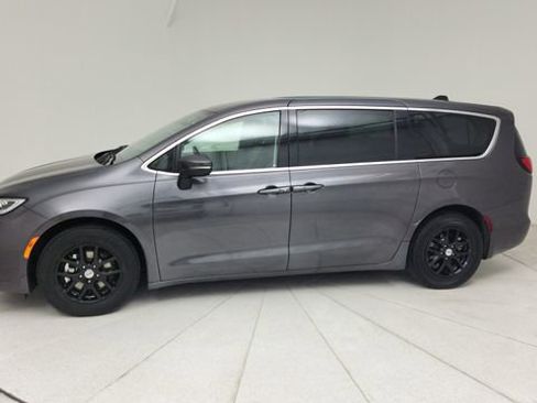 Used 2023 Chrysler Pacifica Touring-L FWD image 2