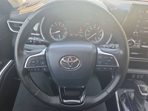 Used 2021 Toyota Highlander XLE AWD/4WD image 21