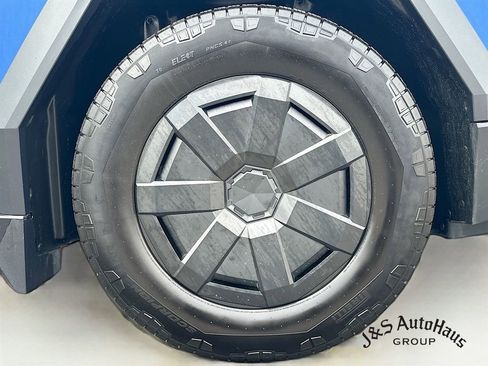 Used 2024 Tesla Cybertruck AWD Crew Cab image 40