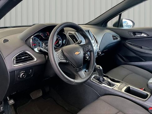 Used 2018 Chevrolet Cruze LT w/ Convenience Package FWD image 4