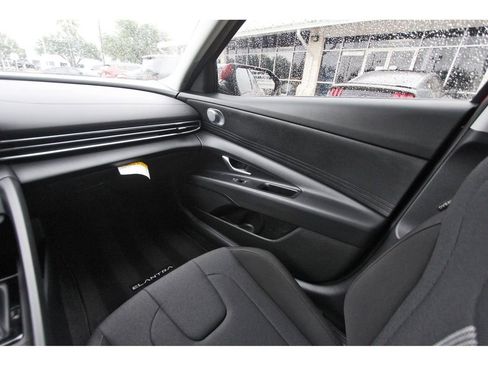 Certified 2025 Hyundai Elantra SE FWD image 11