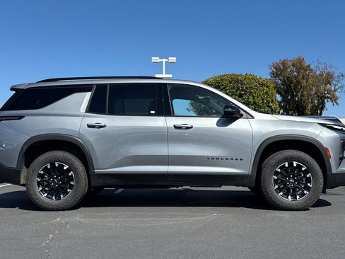 Used 2025 Chevrolet Traverse Z71 image 4