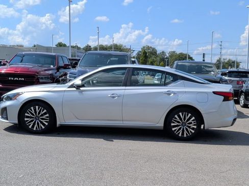 Used 2023 Nissan Altima 2.5 SV FWD image 2