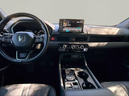 Used 2025 Honda Pilot TrailSport image 8