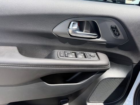 New 2027 Chrysler Pacifica Limited FWD image 5