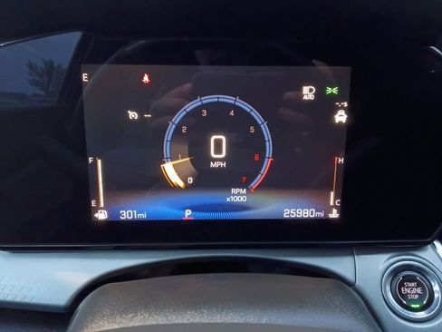 Used 2025 Chevrolet Trax LT w/ LT Convenience Package image 2