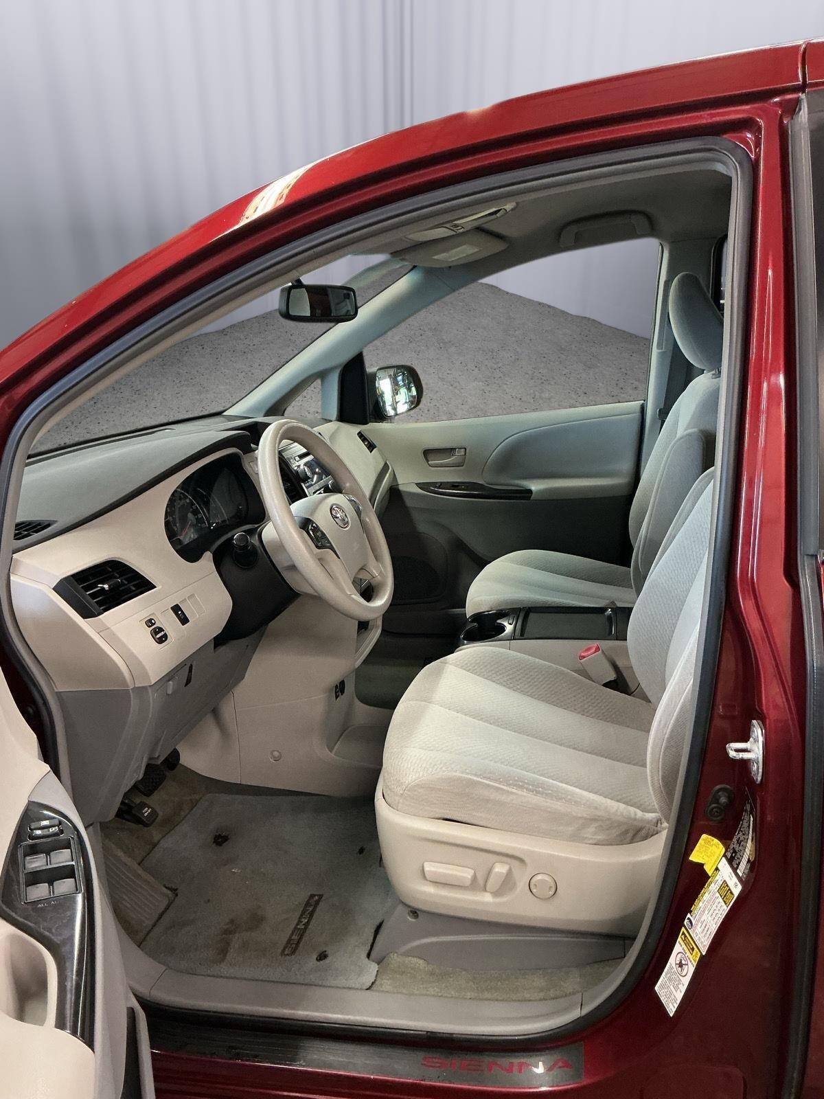 Used 2011 Toyota Sienna LE w/ Towing Pkg FWD image 17