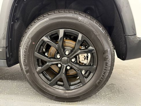 Used 2025 Jeep Grand Cherokee Altitude AWD/4WD image 19