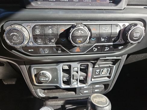 Used 2018 Jeep Wrangler Unlimited Sahara image 27