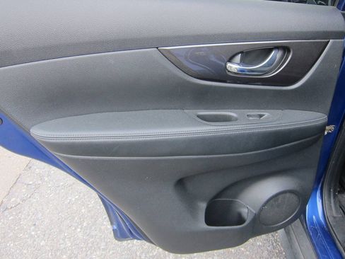 Used 2019 Nissan Rogue SV AWD/4WD image 11