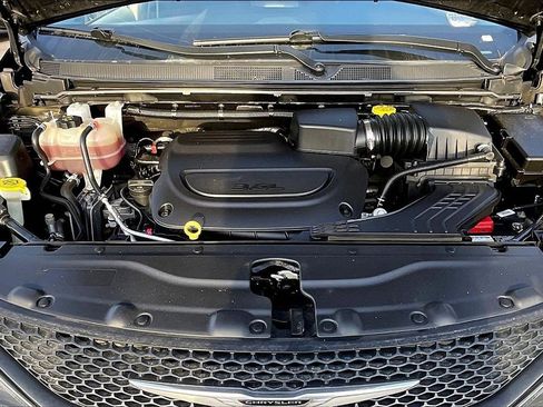 Used 2023 Chrysler Voyager LX image 33
