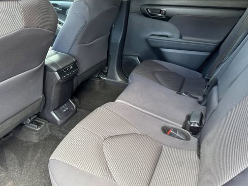 Used 2025 Toyota Highlander LE FWD image 26