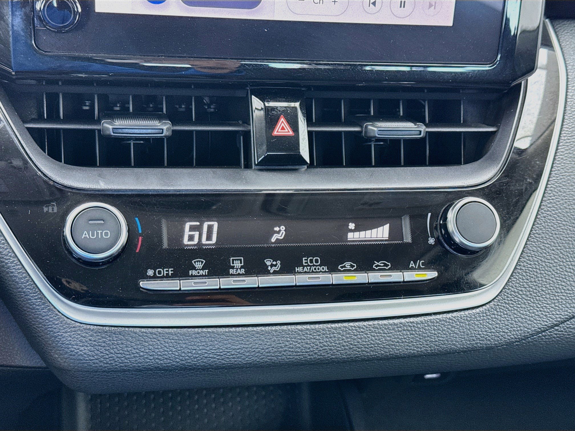 Used 2025 Toyota Corolla LE FWD image 12
