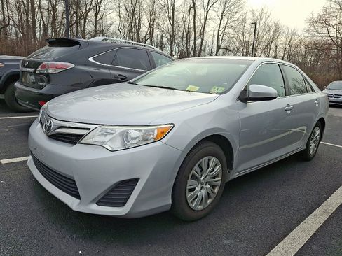 Used 2014 Toyota Camry SE image 2