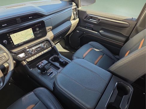 Used 2024 GMC Sierra 1500 AT4 w/ Technology Package AWD/4WD image 19