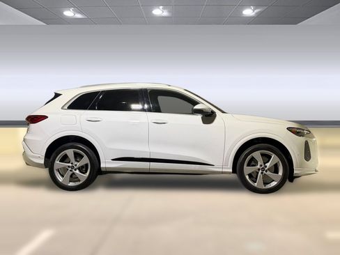 Certified 2025 Audi Q5 Premium Plus w/ Premium Plus AWD/4WD image 8