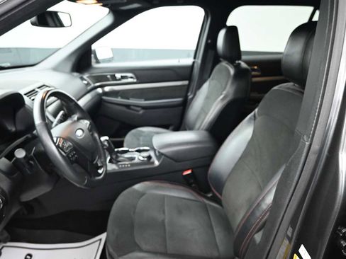 Used 2019 Ford Explorer XLT w/ Equipment Group 202A AWD/4WD image 21