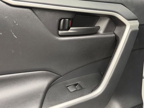 Used 2019 Toyota RAV4 LE image 37