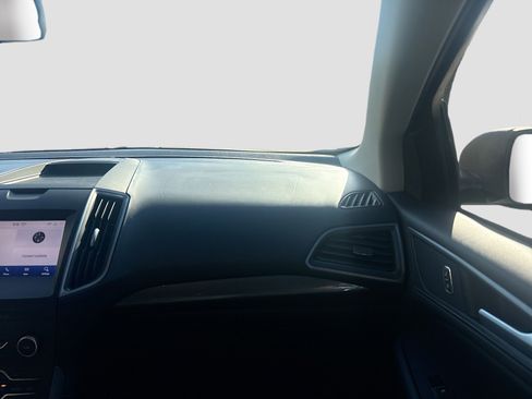 Used 2020 Ford Edge SE image 18