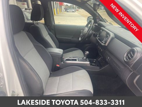 Used 2021 Toyota Tacoma TRD Sport w/ Technology Package image 11