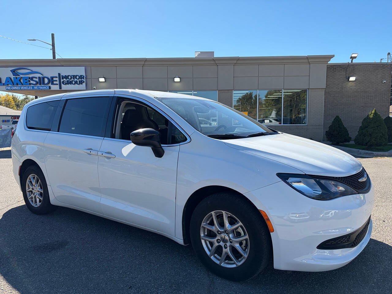 Used 2024 Chrysler Voyager LX FWD image 3