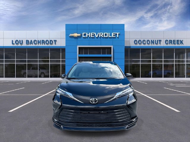 Used 2026 Toyota Sienna XLE FWD image 3
