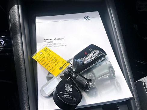 Certified 2025 Volkswagen Tiguan SE R-Line AWD/4WD image 15