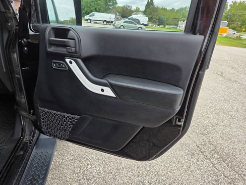 Used 2015 Jeep Wrangler Unlimited Sahara w/ Quick Order Package 24X AWD/4WD image 25