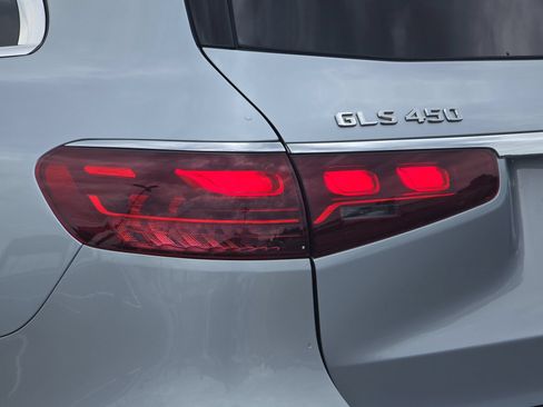 Certified 2025 Mercedes-Benz GLS 450 4MATIC image 33