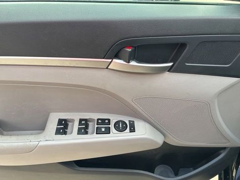 Used 2020 Hyundai Elantra SE FWD image 19