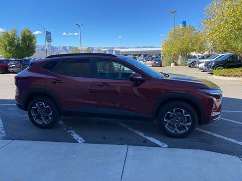 Used 2024 Chevrolet Trax LT w/ LT Convenience Package image 5