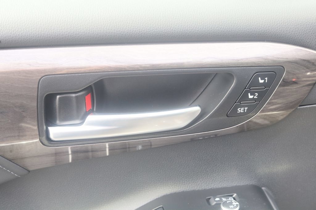 Used 2026 Toyota Highlander Platinum AWD/4WD image 16