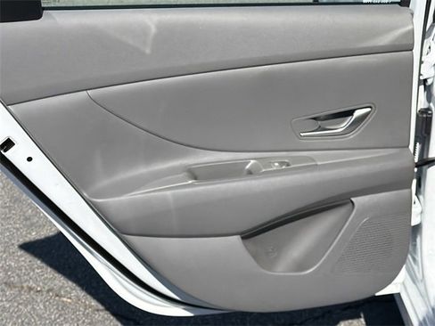 Used 2025 Hyundai Elantra SE image 20