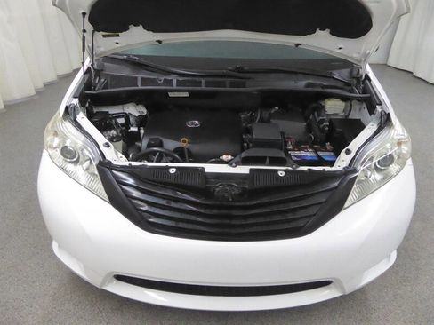 Used 2017 Toyota Sienna L image 31