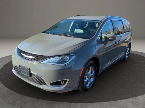 Used 2020 Chrysler Pacifica Touring-L FWD image 2