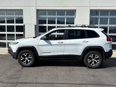Used 2017 Jeep Cherokee Trailhawk AWD/4WD image 3