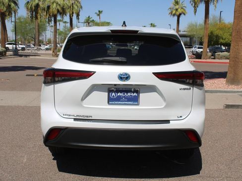 Used 2022 Toyota Highlander LE AWD/4WD image 5