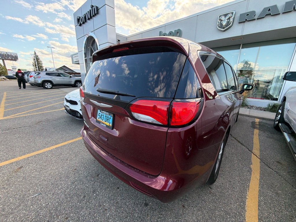 Used 2017 Chrysler Pacifica Touring w/ Tire & Wheel Group FWD image 3